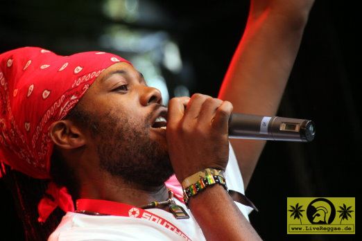 Stikki Tantafari (Jam) with The House Of Riddim Band 19. Reggae Jam Festival - Bersenbrueck 02. August 2013 (3).JPG